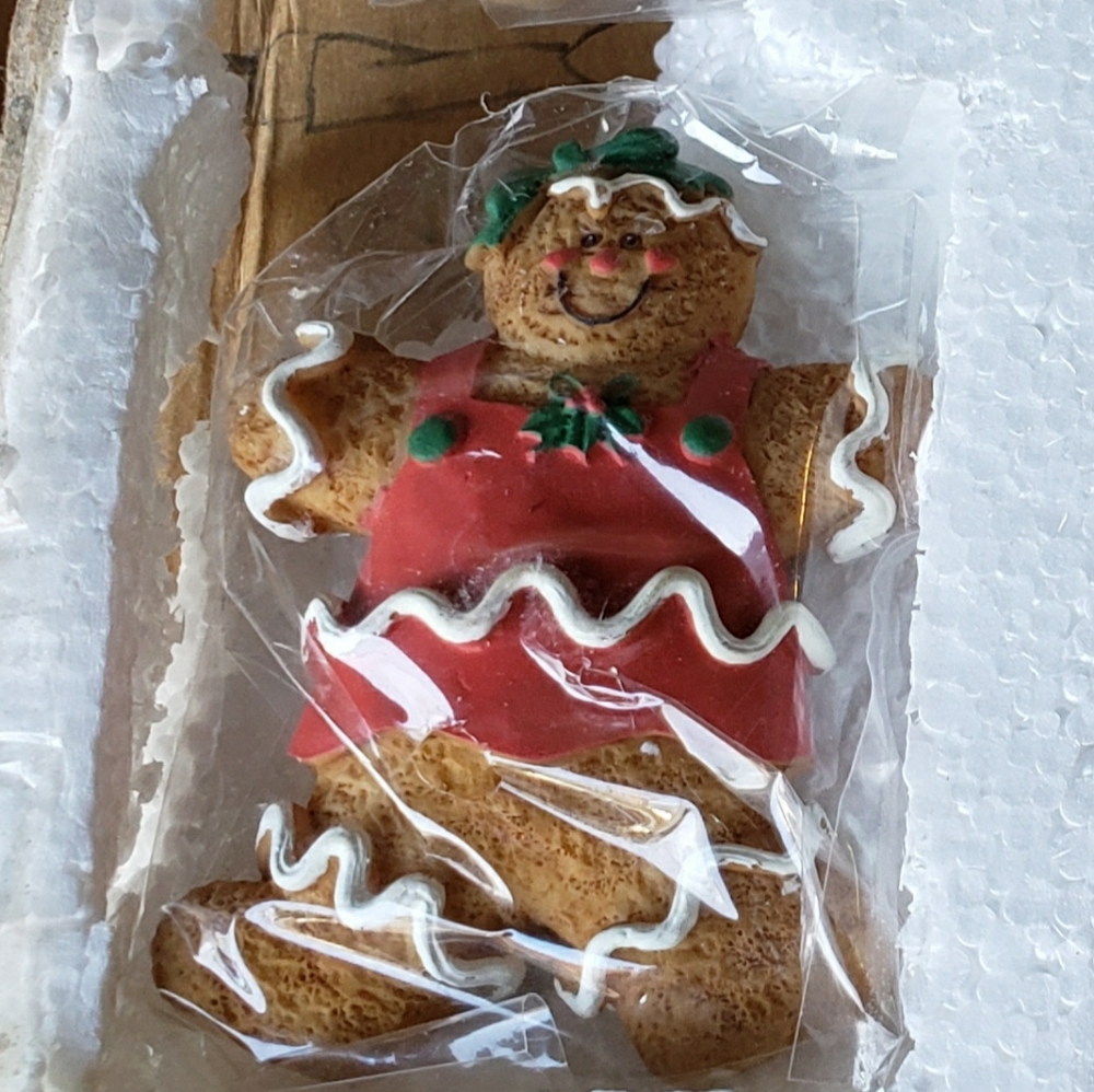NIB Gingerbread magnets set - Picture 3 of 8